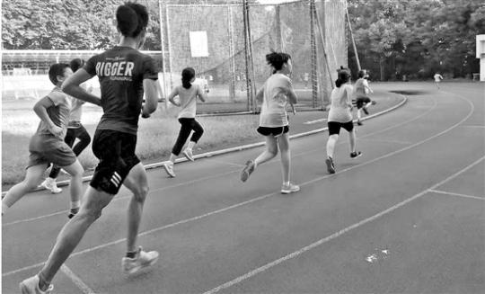 小学生顶着高温花钱学跑步，家长目标“小升初”体育测试