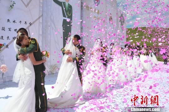 （组图）甘肃甘南消防官兵举行集体婚礼 新人情定草原