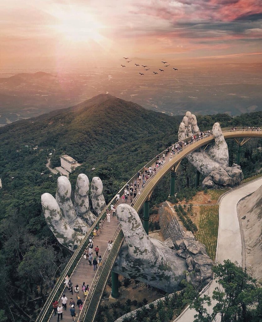 “如来大手”托起150米天桥！ 越南岘港金桥照片在网络疯传