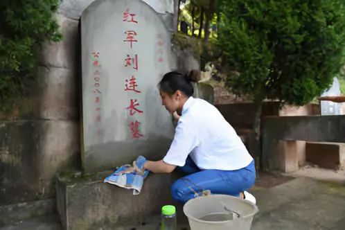为了曾祖母的承诺，四川26岁女教师为800红军英魂守墓
