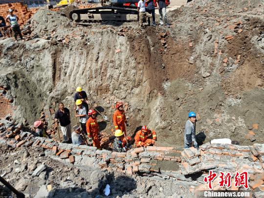 黑龙江哈尔滨一学校在建工程墙体倒塌 致1死10伤