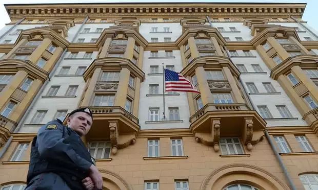 疑似俄女间谍在美使馆任职逾十年，美国却悄悄放人？