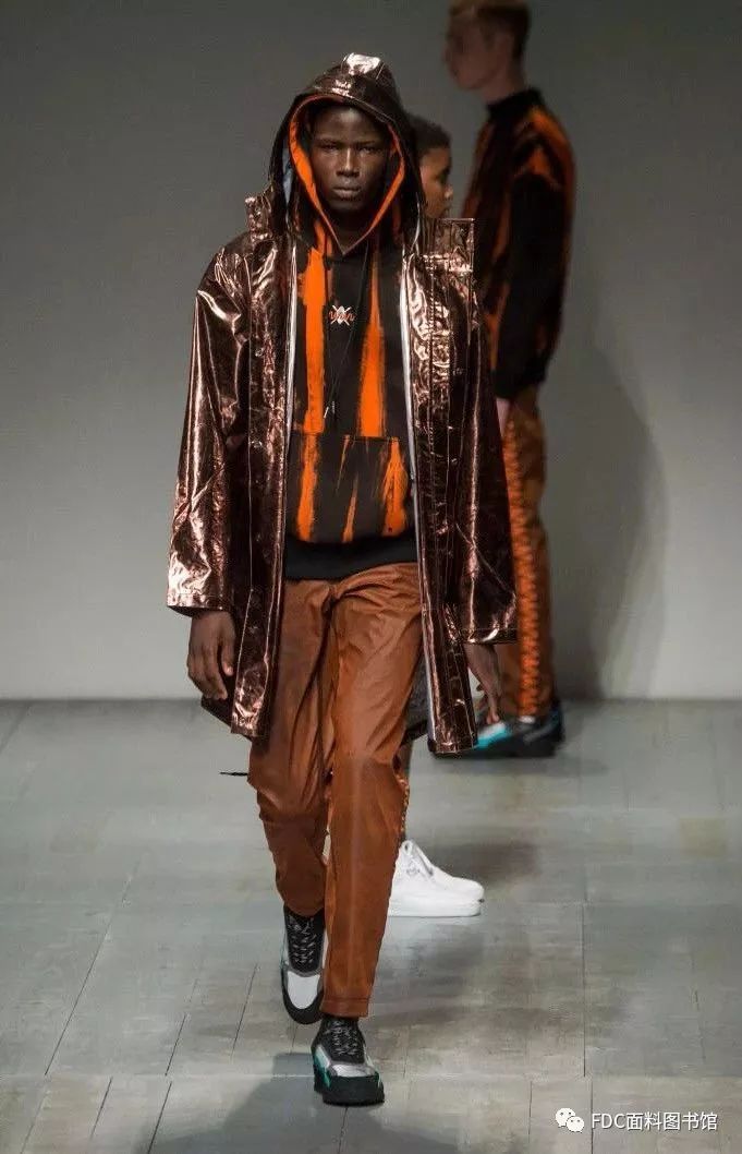 金属光泽面料不好驾驭?看看这篇成衣效果,放开手大胆用!