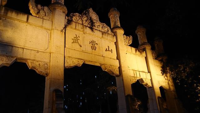 谁是夜拍王者 索尼XZ2P对比华为P20 Pro_凤凰