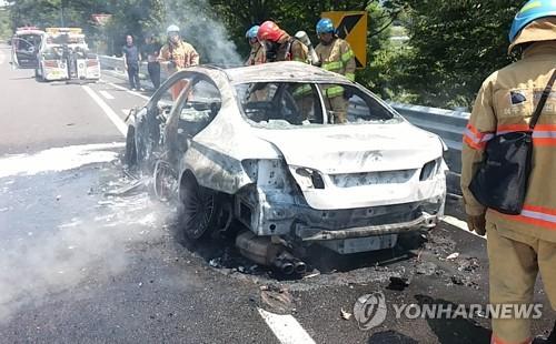 资料图片：8月2日上午11点47分许，在韩国岭东高速公路，一辆BMW 520d在行驶途中失火，幸未造成人员伤亡。（图片来源：韩联社）