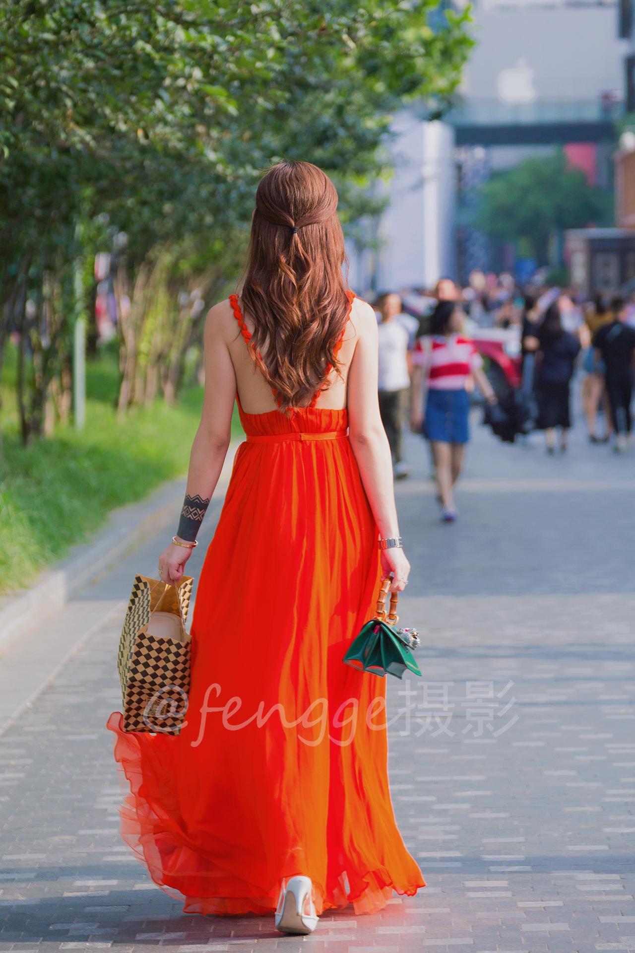 街拍: 女神范儿的美女穿起红裙子, 往往会更迷人