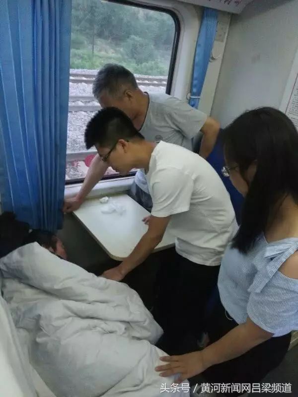 吕梁:老人火车上突然昏迷 帅哥医生急施救!