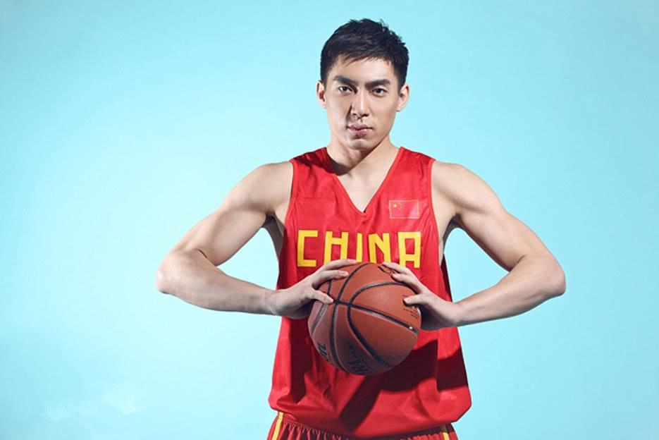 对比出伤害!男篮收入远不及国足,身材却完爆白