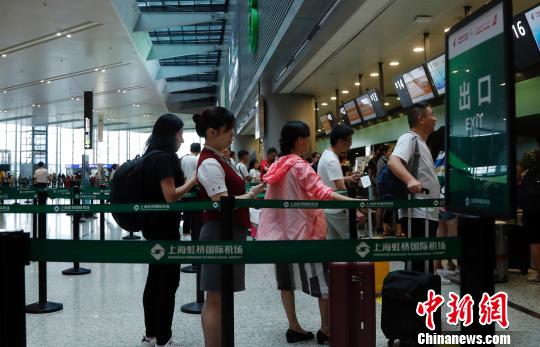 受台风“云雀”影响 上海两大机场通行能力下降7成