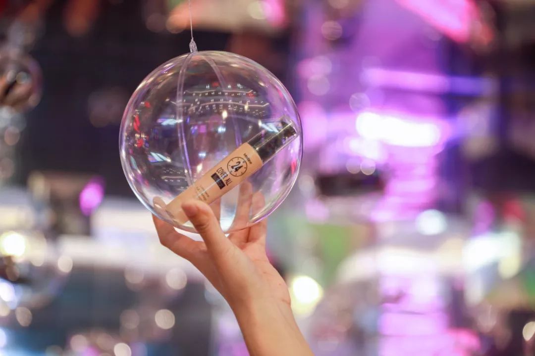 Mistine 在天猫欢聚日开了家妆容能量站,玩出