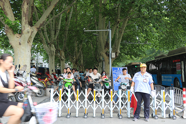 郑州多个路口试运行伸缩护栏，专治非机动车、行人闯红灯