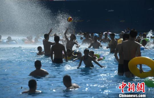 重庆高温天气市民水中享清凉