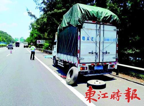 惠州货车司机高速应急车道修车被撞 交警:违规
