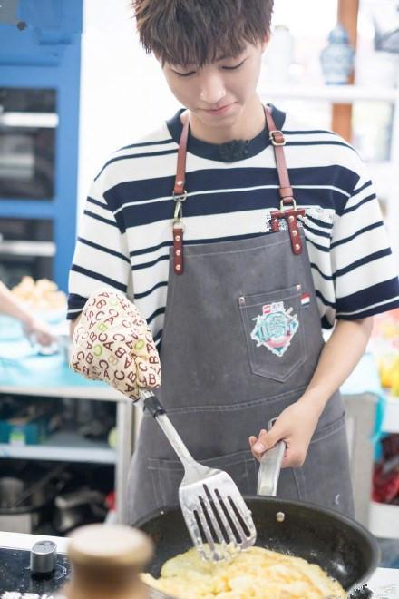 都是19岁,王俊凯与吴磊同穿条纹T恤,网友:暖男