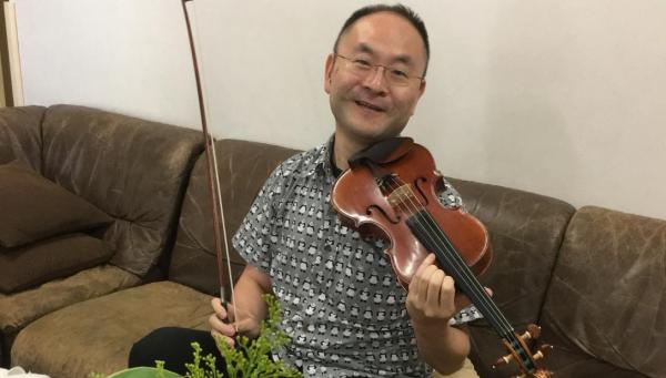 日本男子佐佐木(Ken Sasaki)八成客户都是女性和其他世界大都市一样,当话题涉及到愿望、需求和深藏在内心深处的脆弱时,东京人就会更青睐匿名的交谈方式他们迫切地希望获得来自睿智长者的建议,但有一个前提:必须是素不相识的人,只有这样才能免受道德评判的绑架。正是出于这种逻辑,50岁的西本孝绅(Takanobu Nishimoto)在2012年建立起了大叔租赁服务的线上平台。目前,他的网站每天能接到约45单大叔租赁业务,全年约有1万单生意。西本孝绅说,从他创立这项服务起,他已经接待了约五千名客户