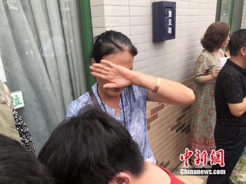 一名家属面对媒体哭诉。 冷昊阳摄