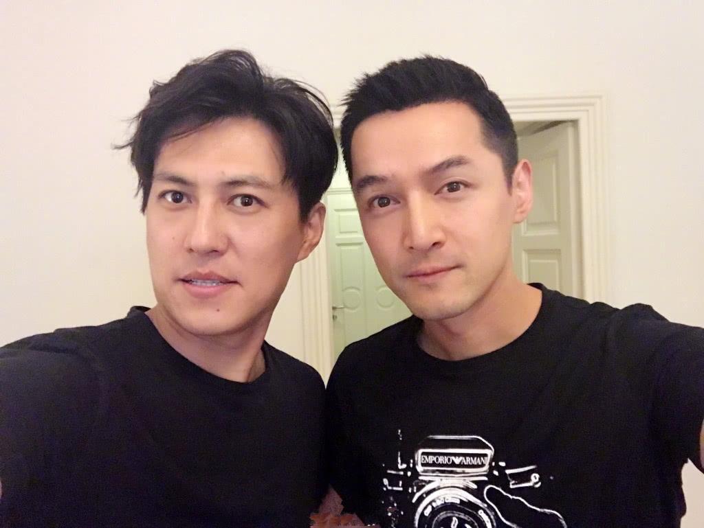 42岁靳东厉害了!白衬衫黑西装一本正经,成熟大叔尽显呆萌