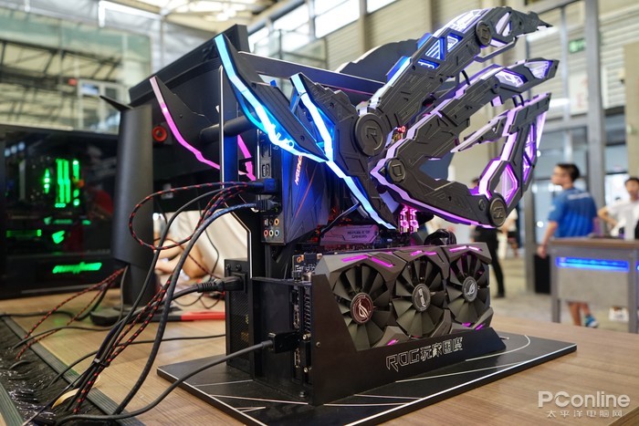 ROG信仰之眼做成的MOD机箱现场帅气图赏