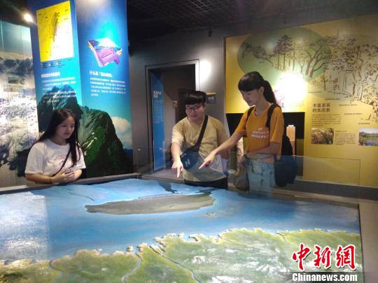 台湾大学生参观历史展览馆。　张煜欢 摄