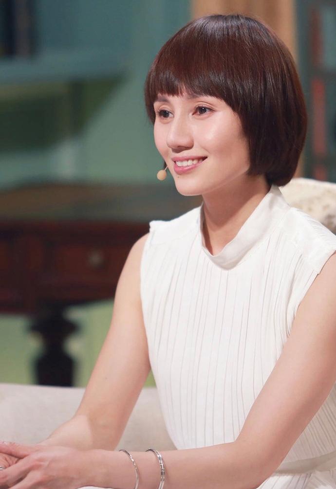 又被41岁的袁泉惊艳了!一袭白裙美如青春少女，夏雨真有福气啊