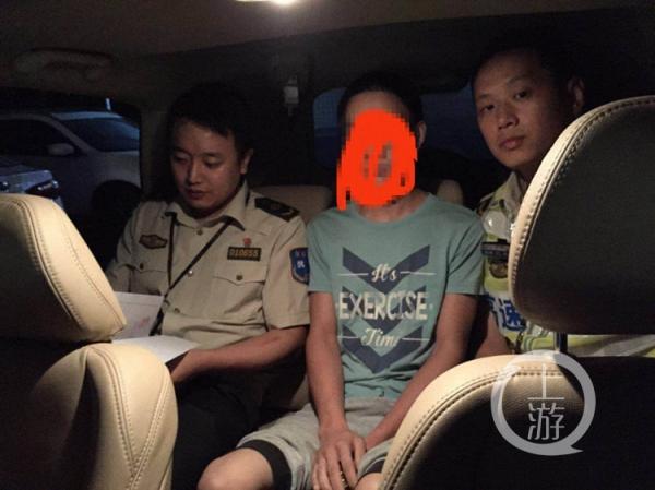 高速公路冲关逃逸致执法人员被撞骨折，重庆一车主被拘留