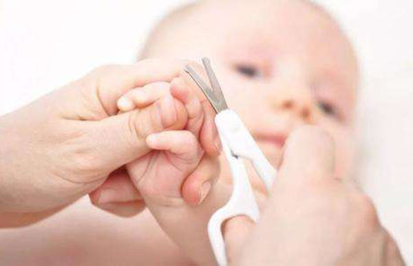 新生儿多大才能剪指甲是有讲究的 这个时间内