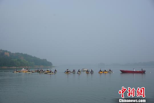8月4日，2018年中国舟钓路亚公开赛在山西省晋中市榆社县云竹湖进行。运动员奔赴自己的钓鱼点位。　李庭耀　摄
