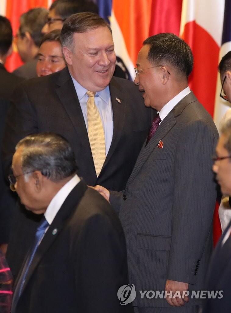 朝外相与美国务卿东盟外长会期间微笑握手并对话