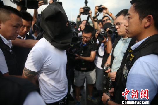 广东警方向香港警方移交嫌犯 警方供图