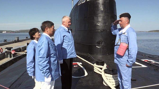 俄军款待中国海军司令现超囧画面，军港竟无一艘新战舰
