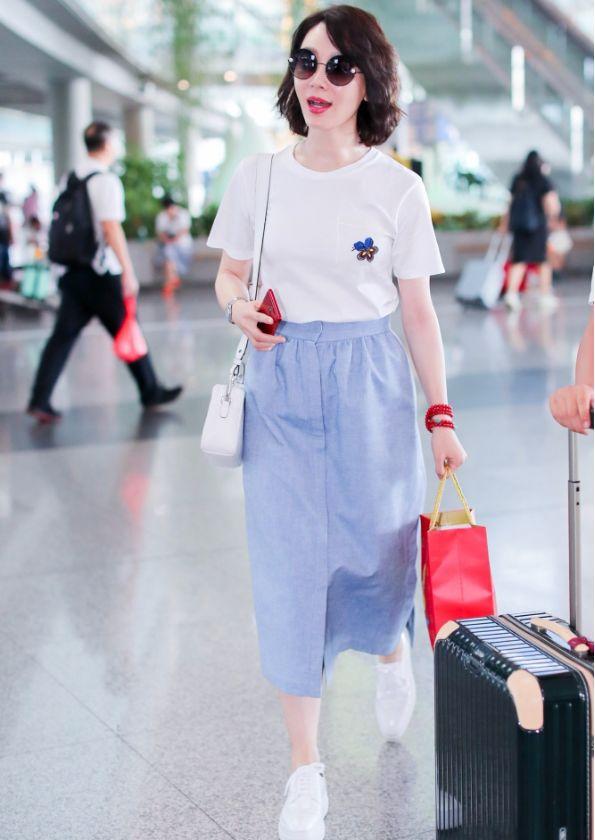 陈数白色休闲衬衫搭配浅蓝色裙装,精致优雅,网