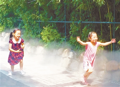 北京动物园开启喷雾帮游客降温