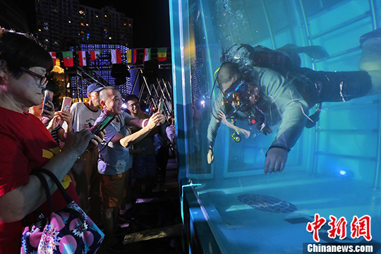 上海街头上演“潜水”派对 吸引市民尝鲜