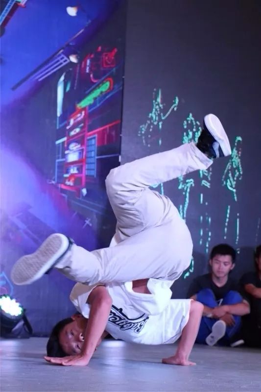错过了今天比赛的小伙伴们 明天还有更加精彩的 地板舞breaking复赛