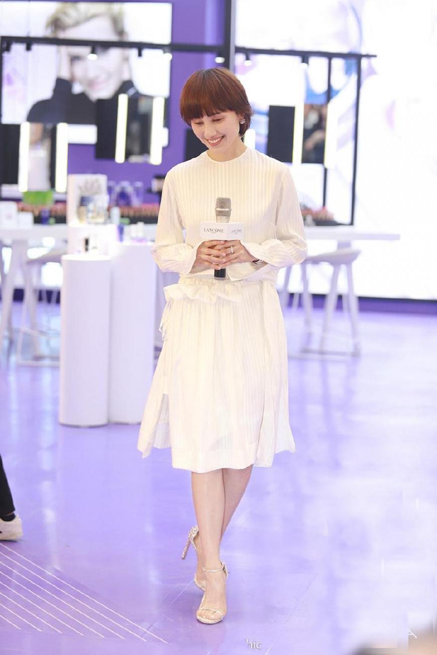 又被41岁的袁泉惊艳了!一袭白裙美如青春少女，夏雨真有福气啊