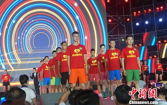 图为2018第十八届中国职业模特大赛新疆赛区冠军之夜现场。　耿丹丹 摄