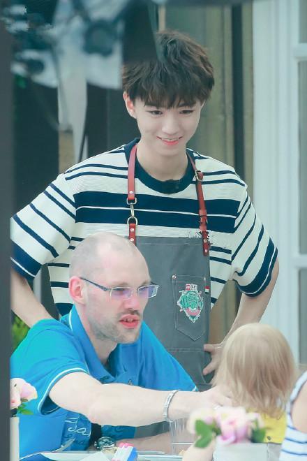 都是19岁,王俊凯与吴磊同穿条纹T恤,网友:暖男