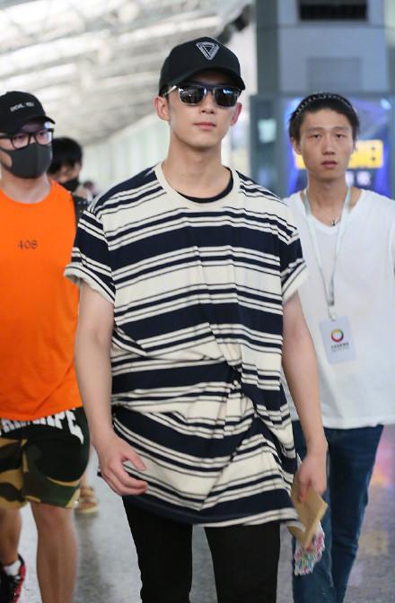 都是19岁,王俊凯与吴磊同穿条纹T恤,网友:暖男