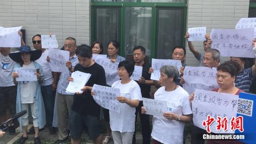 家属表达诉求。 冷昊阳摄