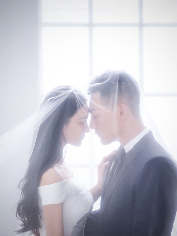 张馨予突然晒结婚证,老公帅气曾帮她剪头发,身