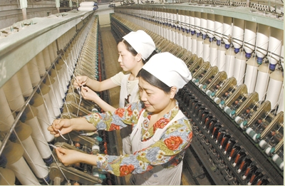 棉线在国棉厂纺纱女工手中上下翻飞