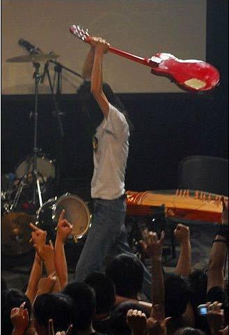 明星砸吉他,有的砸很多有的砸限量版,但我佩服