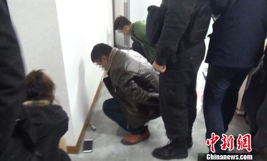 “套路贷”签陷阱合同敲诈百余万元，重庆27人被移送起诉
