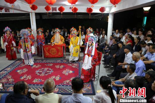图为当地民众聚集在秦腔戏苑欣赏秦腔“自乐班”学员演出。　张永鑫 摄