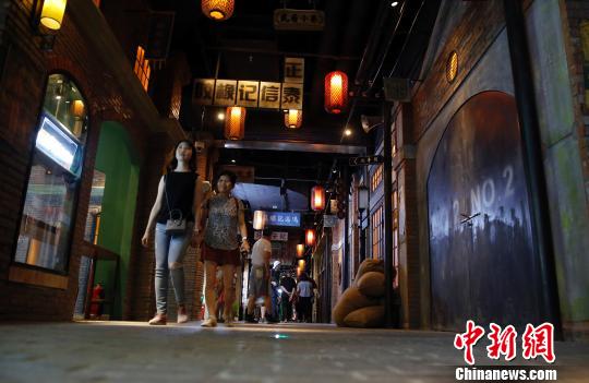 这条“1192弄”包含小巷、仓库、街市、舞厅、船坞码头等多种老上海城市建筑。　汤彦俊　摄