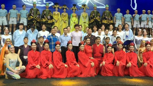 郎平率中国女排集体观看演出:朱婷领衔15名队