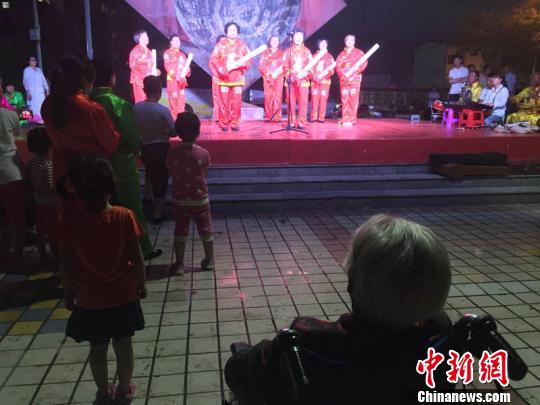 图为“道情自乐班”群众演员手持渔鼓正在台上表演。　侯志雄 摄