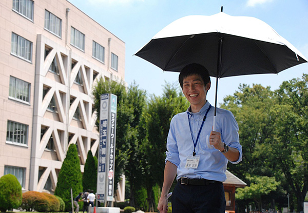 烈日当头，日本官员劝“纯爷们”打伞