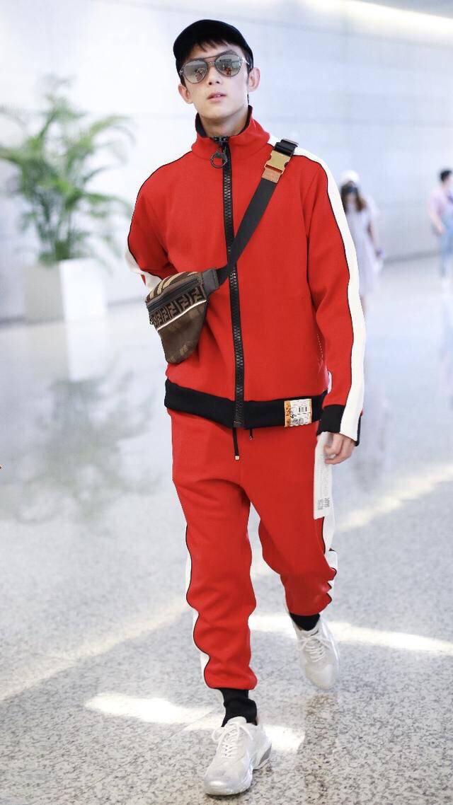 吴磊来机场了,穿红色运动装时尚又好看,蛮适合
