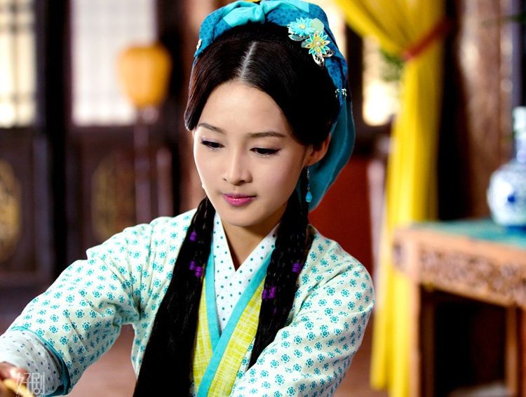 《极品新娘》中李沁扮演唐豆豆,穿着白底蓝色小碎花古装裙看起来十分